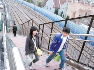 居民楼起火好心邻居敲门提醒 扬州消防驰援排险【九游体育app】(图1) 九游体育app